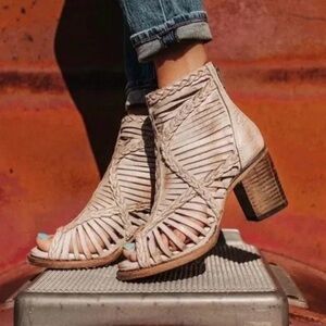 BNWOT Freebird by Steven Bela Sandal in Taupe Size 10